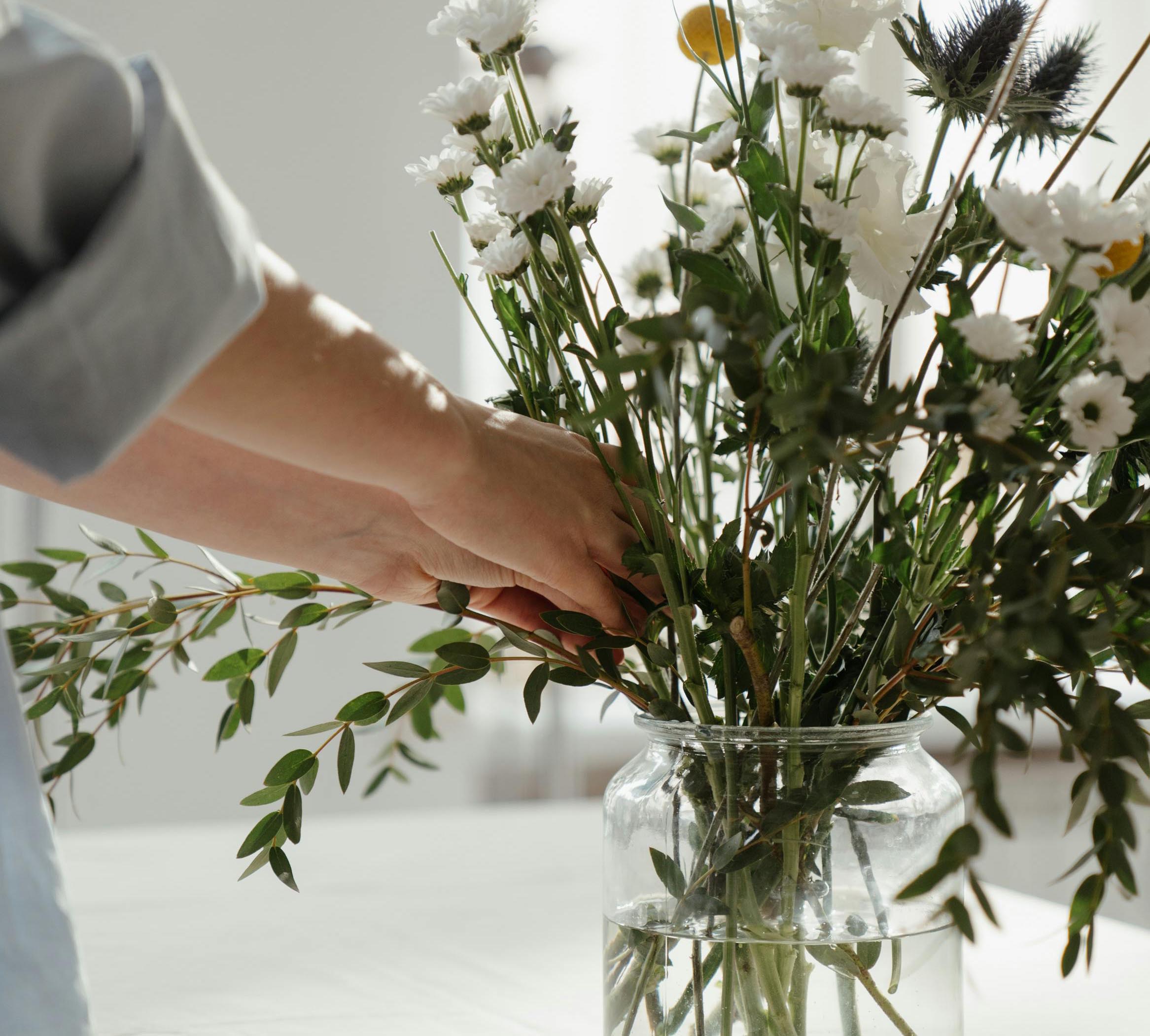 花を花瓶に飾っている画像