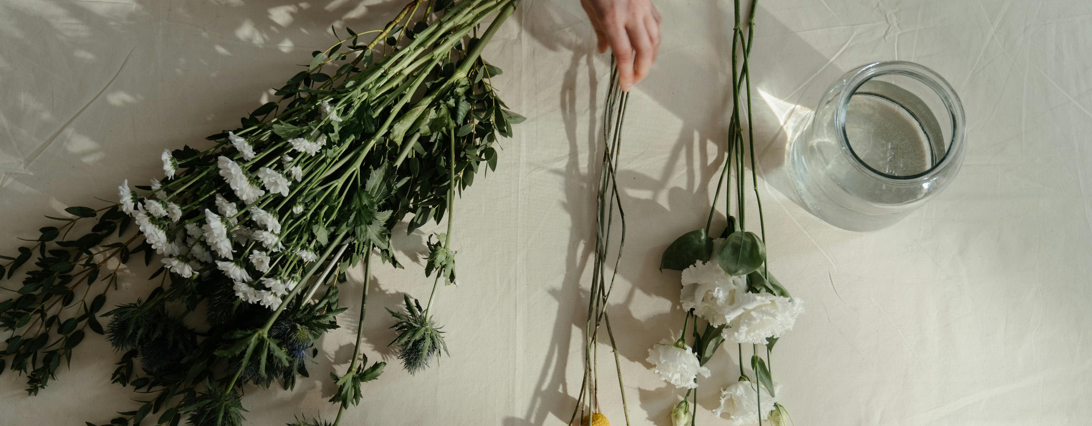 花を梱包している画像